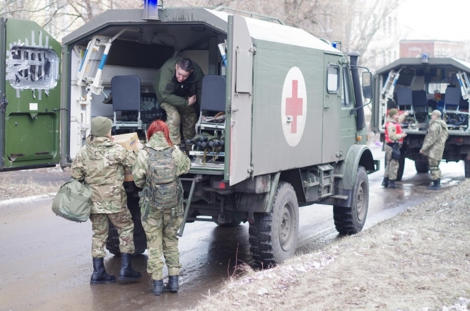 На Луганщині через обстріл терористами медичного військового автомобіля загинув український боєць