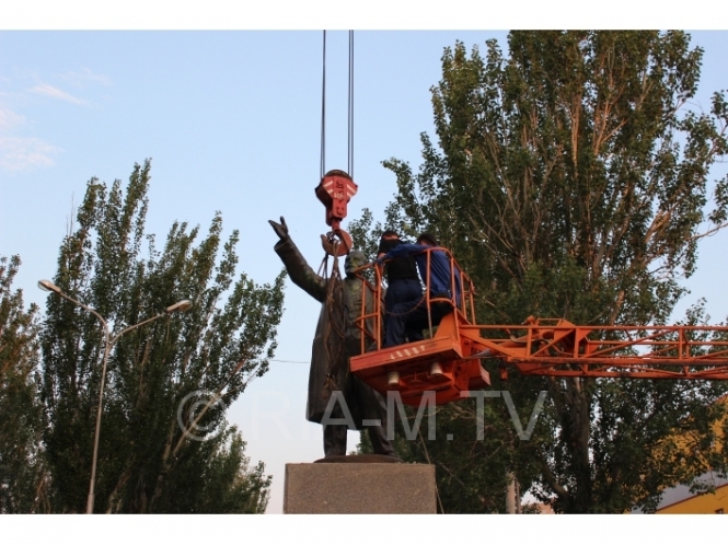 У Мелітополі за 2 години демонтували 3 пам'ятники Леніна