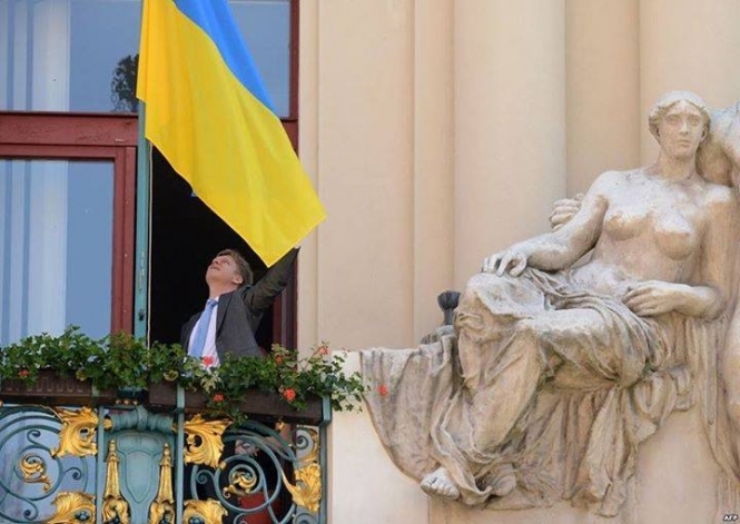 Мер Праги вивісив український прапор над мерією