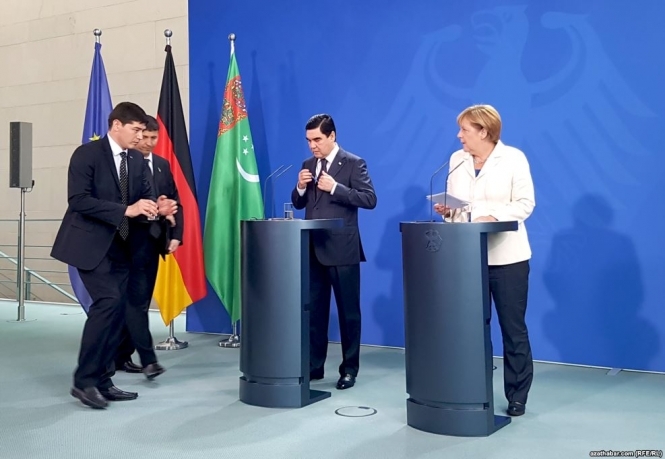 Охранники президента Туркменистана поменяли стакан с водой на глазах у изумленной Меркель, - ВИДЕО