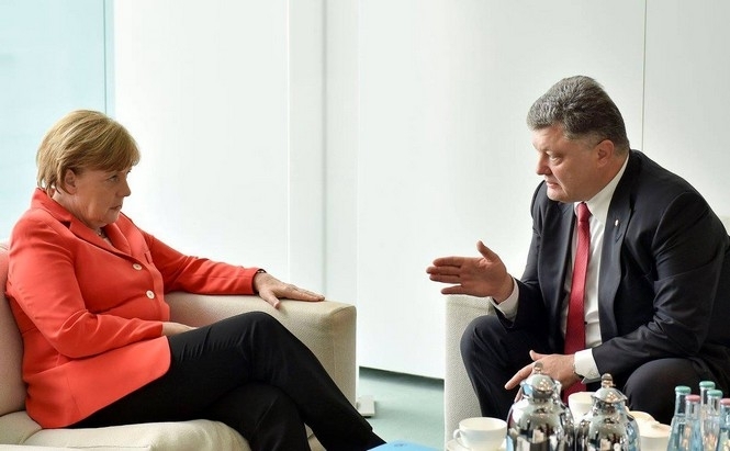 Порошенко провел телефонный разговор с Меркель о национализации ПриватБанка
