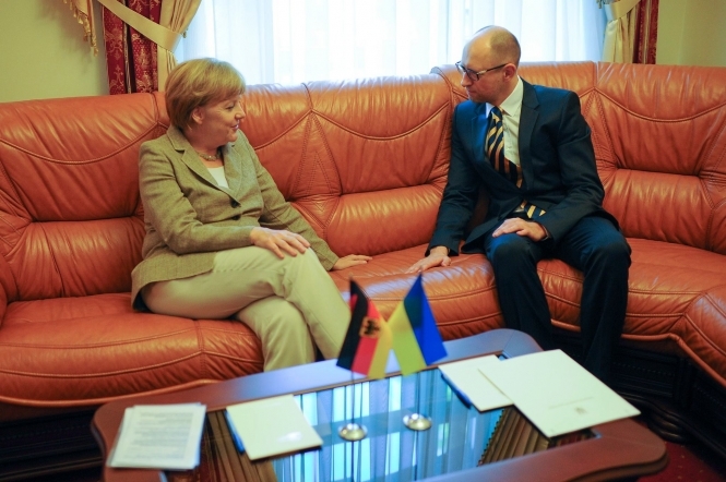 Яценюк повідомив Меркель, що угода про асоціацію буде ратифікована у вересні