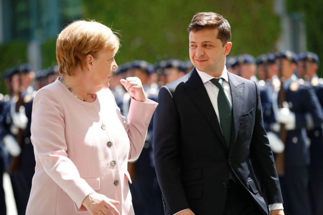 Зеленский и Меркель в телефонном разговоре обсудили подготовку к встрече в 