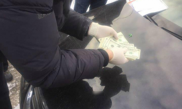 Помощника нардепа поймали на взятке в $10 тыс в Львовской обл.