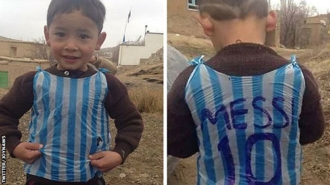 Мессі зустрівся з афганським хлопчиком, який грав у футбол в пакеті з його іменем