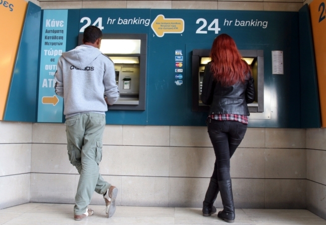 Мешканці Кіпру атакують банкомати в намаганнях врятувати свої вклади