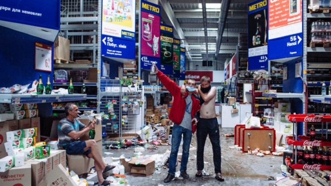 У Донецьку підлітки задля розваги розгромили покинутий супермаркет, - відео