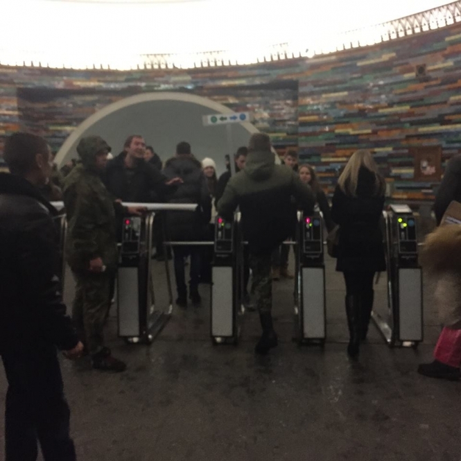 Активисты заблокировали вход в метро на Крещатике, - фото