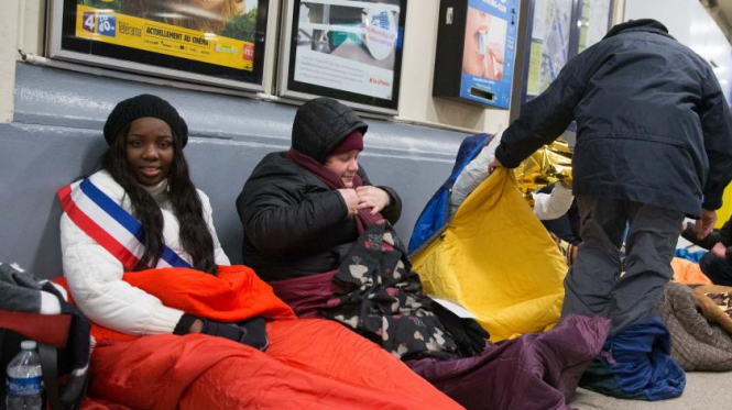 В Париже депутаты в знак солидарности с бездомными ночевали на улице в мороз
