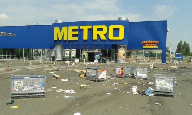 В Донецке террористы уже второй день грабят супермаркет, - фото