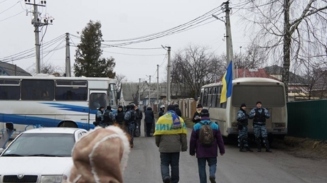 Паломников в Межигорье охраняло 17 автобусов с Беркутом (фото, видео)