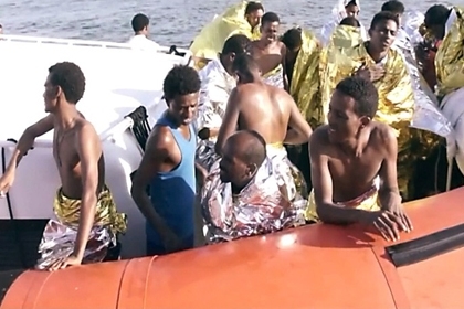 За последние сутки у берегов Италии военные спасли около 1 тыс нелегалов