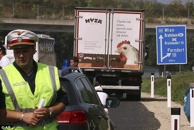 В Австрії знайшли трейлер з десятками тіл мігрантів
