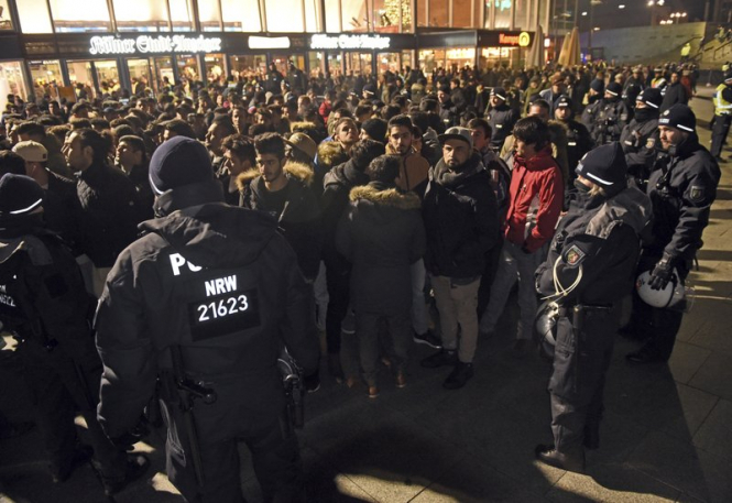 В немецком Кельне полиция провела массовые задержания беженцев