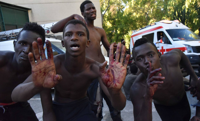 Сотні мігрантів штурмували кордон в іспанській Сеуті: 150 постраждалих, - ФОТО

