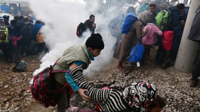 На кордоні Греції та Македонії скупчилося більше семи тисяч мігрантів, - ВІДЕО