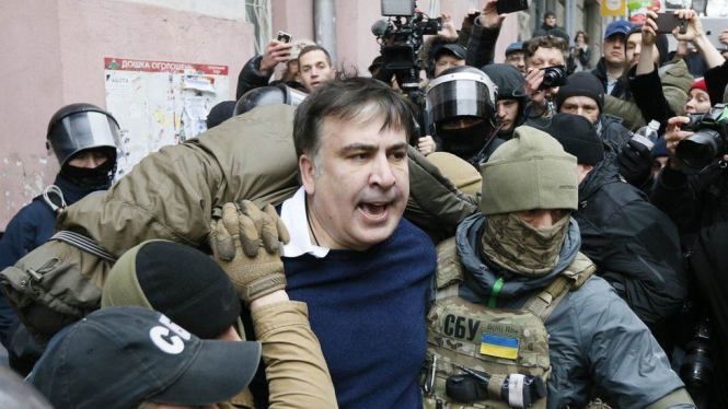 Суд назначил Саакашвили ночной домашний арест