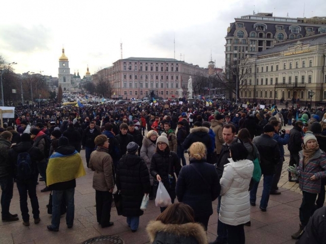 Колонна с Михайловской площади направляется к Шевченко (фото)