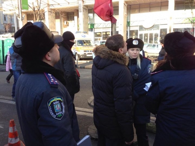 Активісти не пропустили міліцію до Будинку профспілок