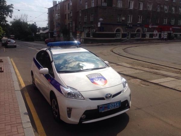 Милиция Донецка патрулирует улицы города на новеньких автомобилях с символикой террористов