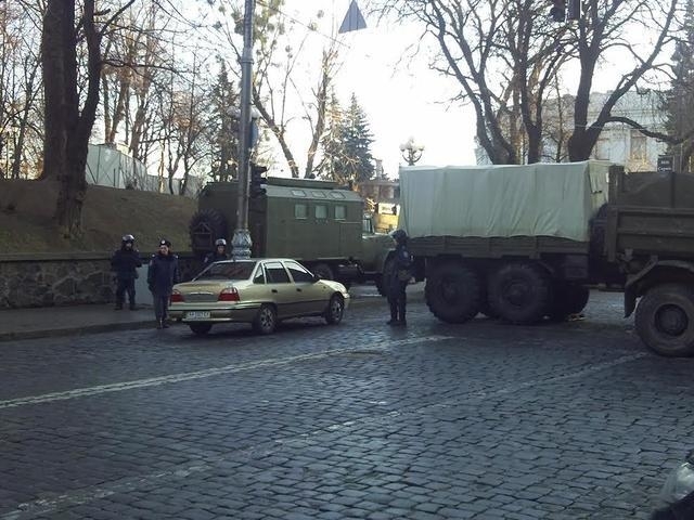 Захарченко защищают от митингующих грузовиками с песком 