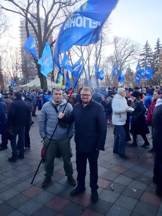Скандальний російський депутат, який бореться проти геїв та Мадонни, приїхав на антимайдан