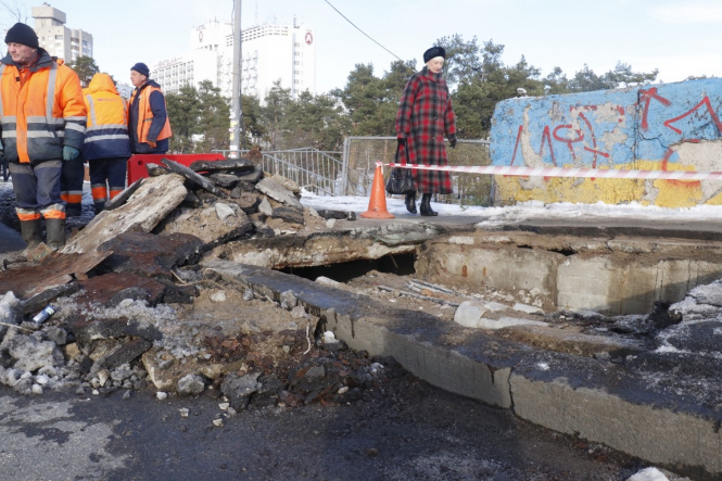В Киеве на Дарнице провалился мост