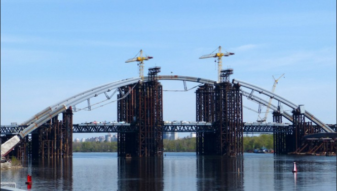 У контрактах на будівництво Подільського моста виявили порушень на 129 мільйонів