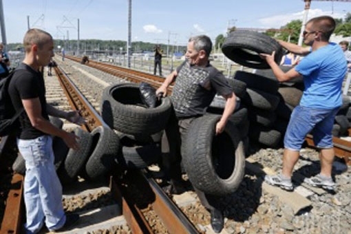 Столичные строители протестуют: на сутки перекрыли шинами Железнодорожный мост