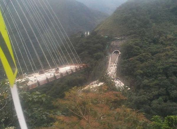 В Колумбии упал новый мост: погибли около десяти человек