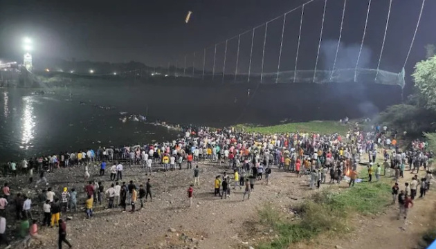 В Індії на мосту кількість загиблих зросла до 132
