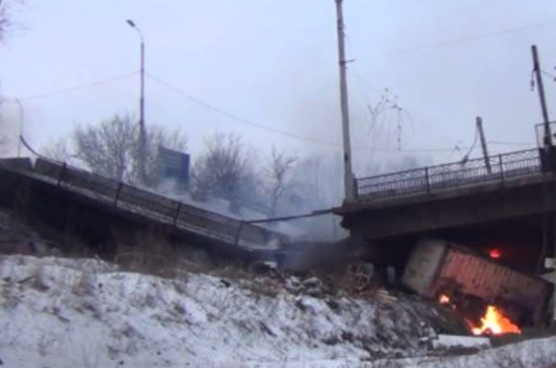 В Донецке взорвали Путиловский мост - фото