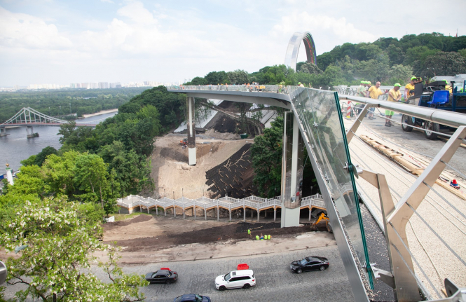 Стеклянной участок нового пешеходного моста в Киеве закрыли на проверку