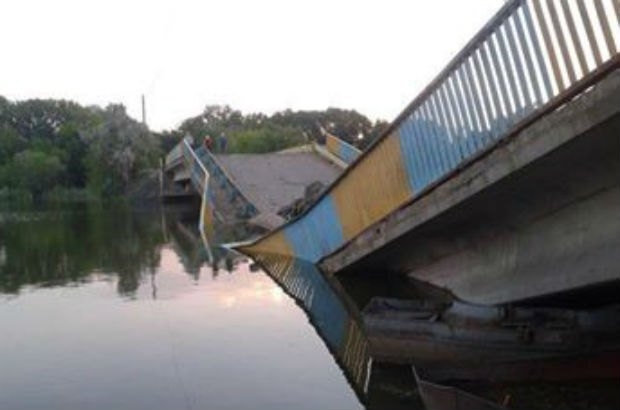 Террористы взорвали мост в Харцызске Донецкой области - фото