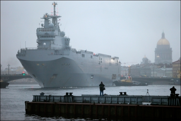 Франция несмотря на санкции будет поставлять России вертолетоносцы 