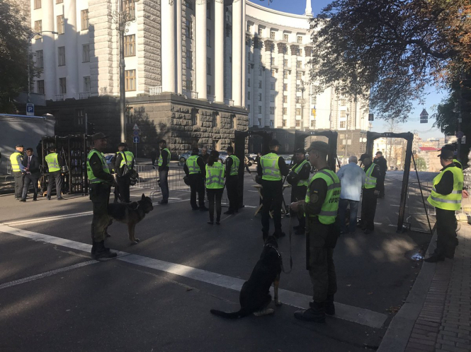 В Киеве перекрыли улицу Грушевского из-за митинга медиков: установлены рамки металлоискателей