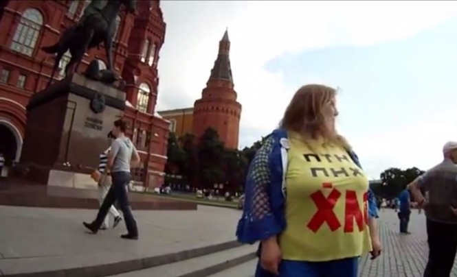 Росіяни перед Кремлем заспівали народний хіт про Путіна і кричали 