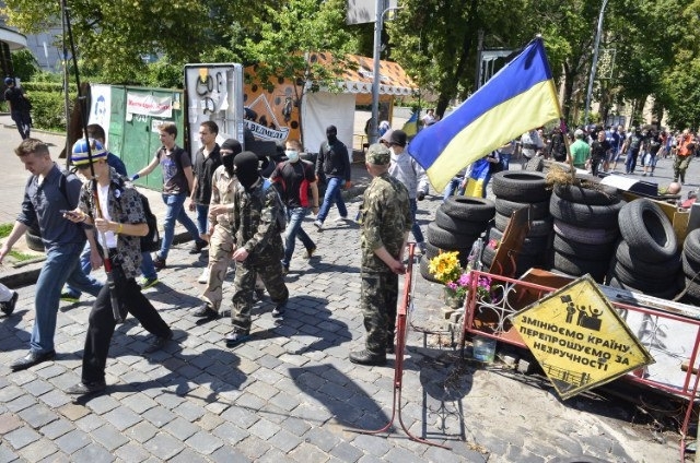 В Киеве участники митинга против перемирия забросали милицию дымовыми шашками