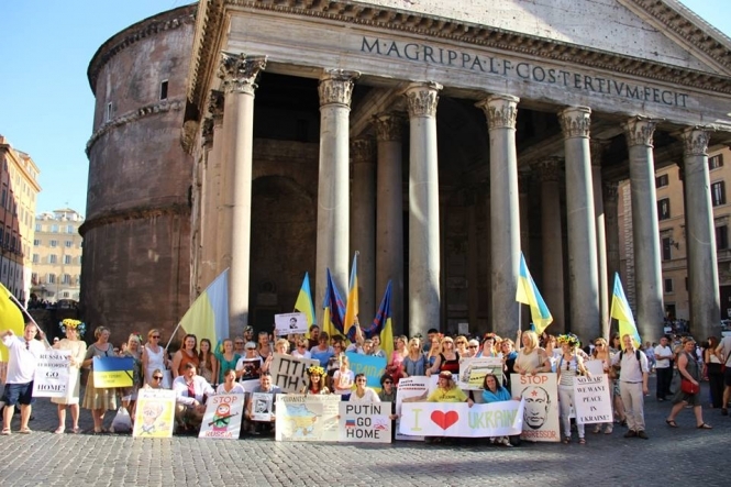 В Риме на антипутинском митинге украинцы раздавали россиянам листовки с опровержением мифов Киселева, - фото