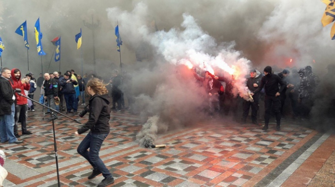 Активисты зажгли дымовые шашки под Радой - ФОТО