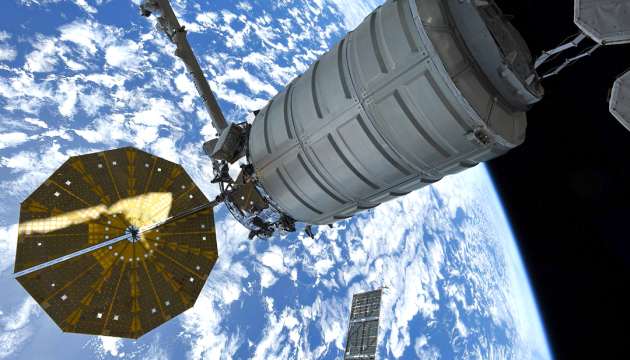 Астронавты МКС вышли в открытый космос для установки солнечной батареи