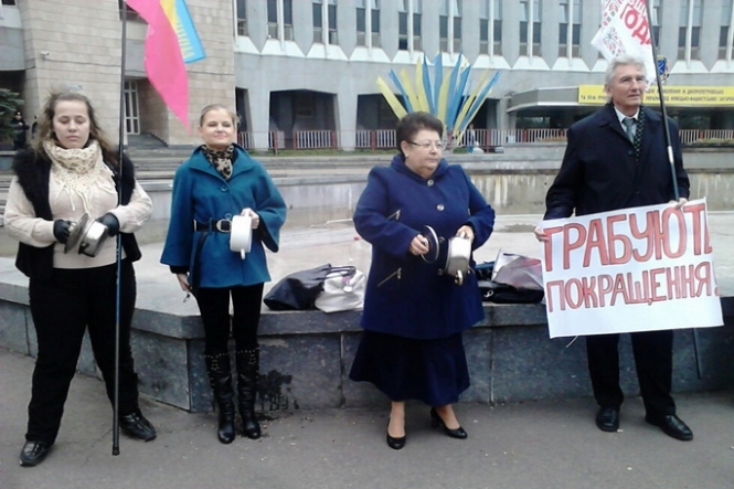 У Дніпропетровську тітка Тимошенко прийшла під міськраду гримати кастрюлями