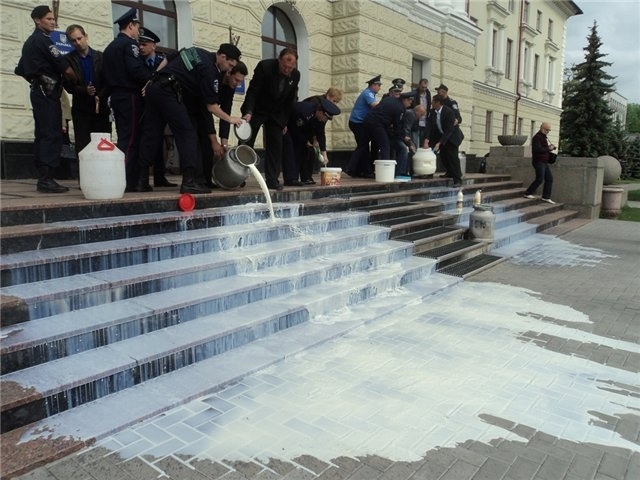 На Хмельниччині селяни бойкотують заготівельників молока