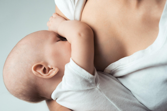 У США трансгендерна жінка вперше змогла годувати немовля власним молоком