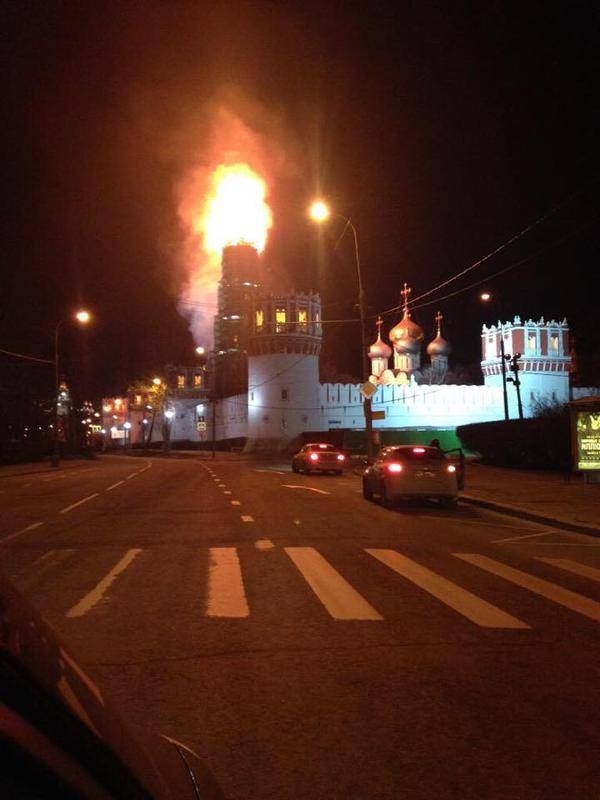 В Москве горит Новодевичий монастырь фото