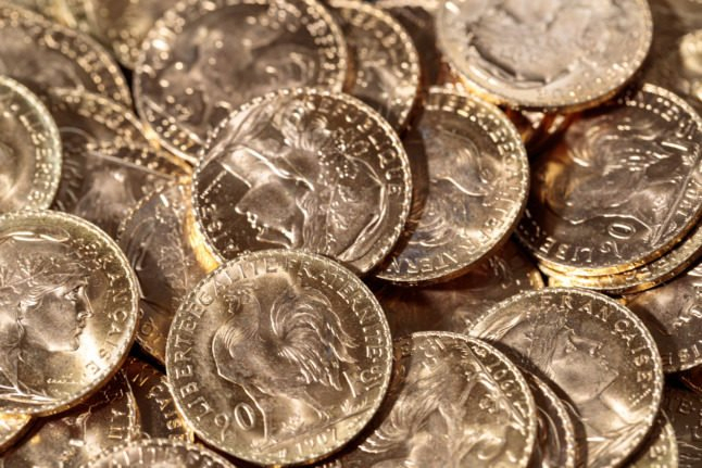У Франції під час ремонту особняка знайшли 239 золотих монет XVII століття