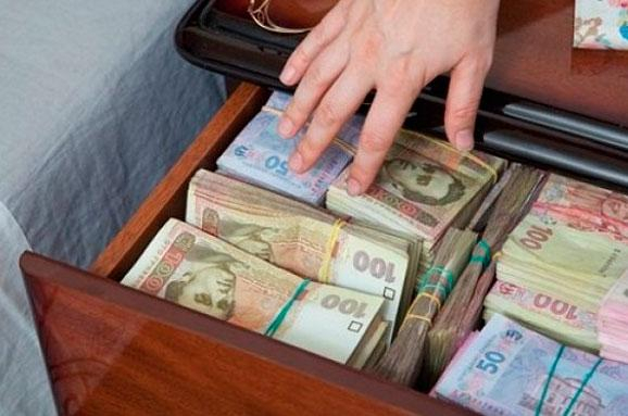 На Киевщине налоговик получил от жены подарок в размере 2 млн грн