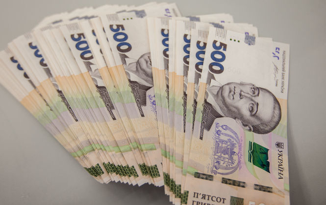 В Киеве мужчина хотел рассчитаться в банке 300 тыс. грн, напечатанными на ксероксе