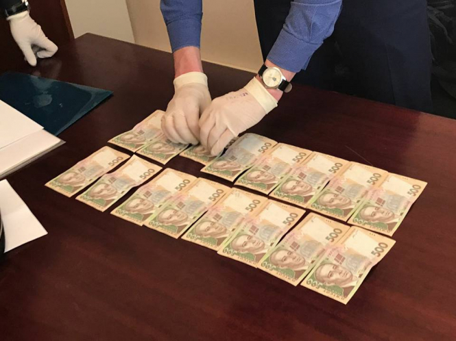 Руководителя и заместителя киевского отделения Фонда госимущества поймали на взятке