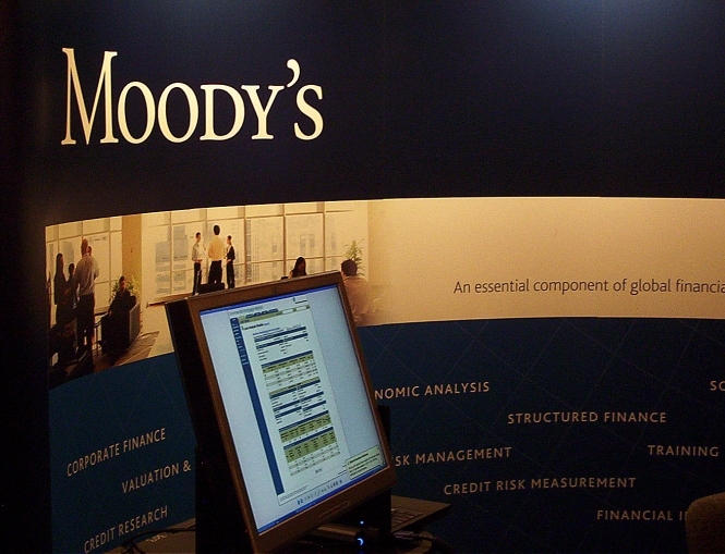 Moody's снижает рейтинги десятков российских корпораций